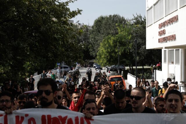 Επεισόδια μπροστά από τη ΣΘΕ στο ΑΠΘ – Γκλομπ και χημικά από τα ΜΑΤ κατά των φοιτητών [ΒΙΝΤΕΟ]