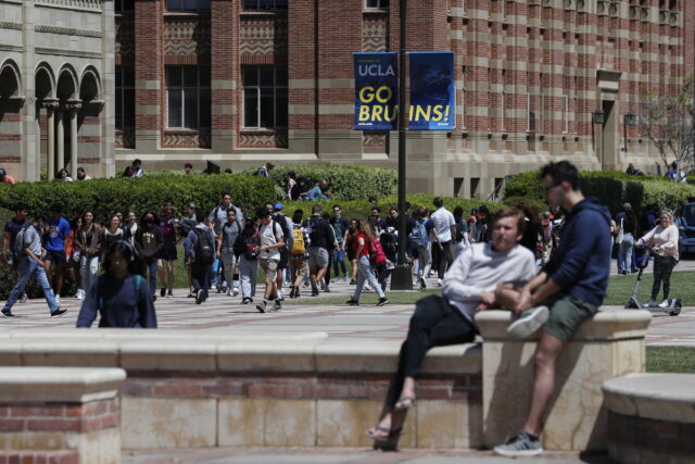 ΗΠΑ: Στα 400 δισ. δολάρια υπολογίζεται η μερική διαγραφή των φοιτητικών χρεών