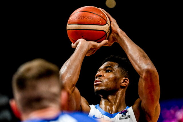 Γιάννης Αντετοκούνμπο: «Δεν είμαι μόνο Έλληνας, είμαι και Νιγηριανός»