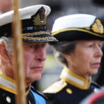 Δάκρυσε ο Κάρολος μπροστά στο φέρετρο της βασίλισσας Ελισάβετ