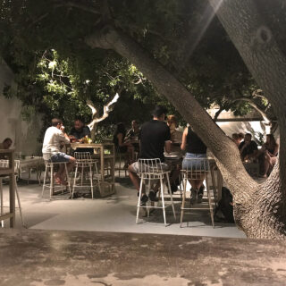 Assyrtico Beer Garden: Οι αιγαιοπελαγίτικες μπύρες βρήκαν «το σπίτι τους» στη Σαντορίνη