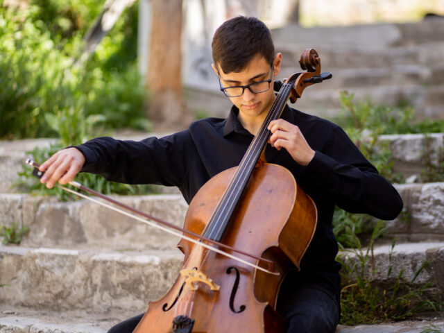 Ο 17χρονος Ευριπίδης Σαμαράς είναι σολίστ στην πρώτη συναυλία της Κρατικής Ορχήστρας Αθηνών για τη νέα σεζόν