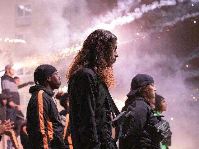 Η ‘Athena’ του Romain Gavras πυρπολεί και εκτός οθόνης