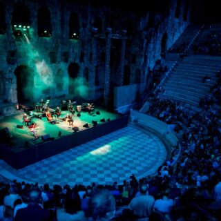 Το Ηρώδειο ρόκαρε στη μνήμη της «φτερωτής κιθάρας του ελληνικού ροκ», του Γιάννη Σπάθα