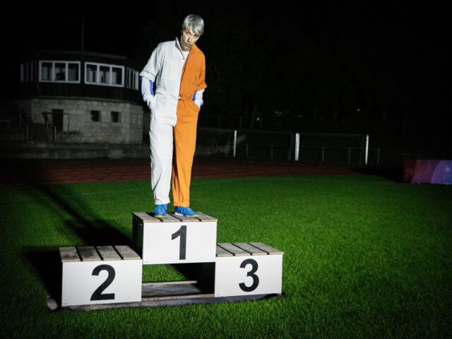 Ο σκηνοθέτης του φημισμένου θιάσου Novoflot, Σβεν Χολμ, θεωρεί πως η σημερινή όπερα τα έχει μπλέξει