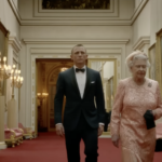 Οταν η Βασίλισσα Ελισάβετ έγινε «το κορίτσι» του Bond [BINTEO]