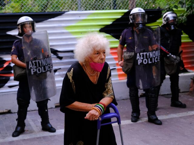 Στην Πλατεία Εξαρχείων τα ψηλά συρματοπλέγματα πήραν τη θέση των «Τριών Ερώτων»