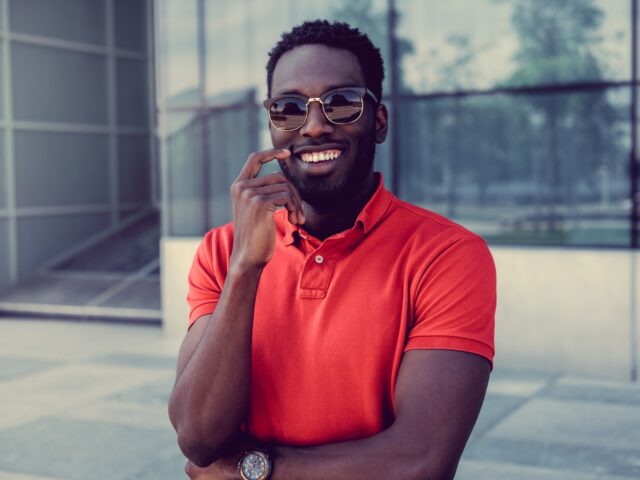 Polo t-shirt για άνδρες – πώς να τα φορέσετε για να δείχνετε μοδάτοι και κομψοί;