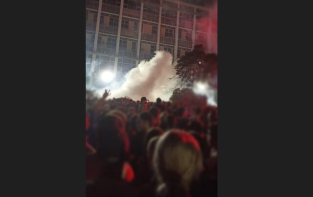 Άγρια επίθεση των ΜΑΤ με χημικά στη συναυλία του Θ. Παπακωνσταντίνου στο ΑΠΘ [ΒΙΝΤΕΟ]
