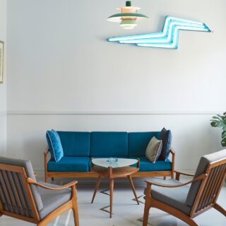 Στην Κολοκοτρώνη, ένα διαμέρισμα της δεκαετίας του ’30 μεταμορφώθηκε σε σύγχρονο design studio