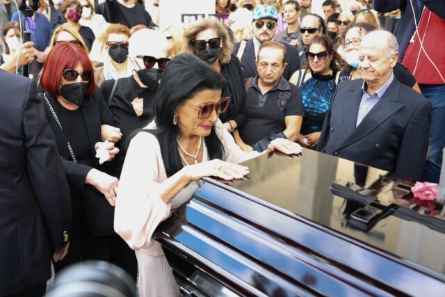 Το τελευταίο «αντίο» στη Μάρθα Καραγιάννη [ΕΙΚΟΝΕΣ]