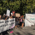 «Δικό μου το σώμα, δική μου η επιλογή» ήταν ένα από τα συνθήματα στη συγκέντρωση στη Μητρόπολη Αθηνών, για τις αμβλώσεις