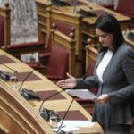 Έντονη αντιπαράθεση της Νίκης Κεραμέως με την αντιπολίτευση για το ν/σ για τον κατώτατο μισθό