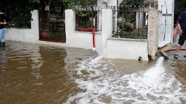 Καταιγίδα έπληξε το πολεοδομικό συγκρότημα της Θεσσαλονίκης- 500 κλήσεις στην Πυροσβεστική