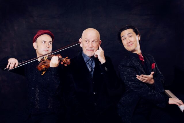 Ο Τζον Μάλκοβιτς στέλνει βίντεο για να χαιρετήσει το ελληνικό κοινό, λίγο πριν την άφιξή του στη χώρα μας