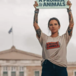 Η Εριέττα Κούρκουλου σε διαμαρτυρία στο Σύνταγμα για τα γαϊδουράκια της Σαντορίνης [ΕΙΚΟΝΕΣ]