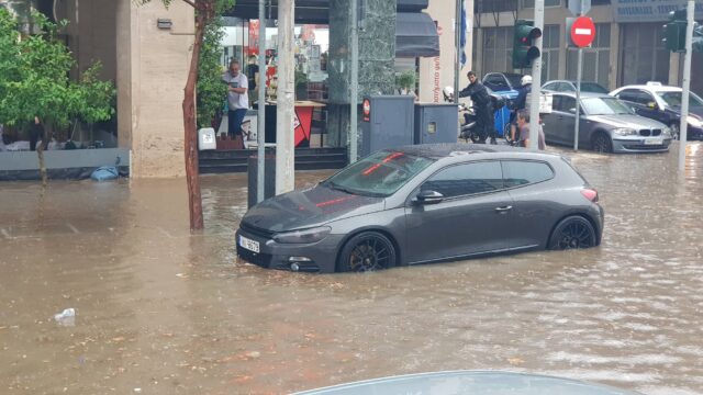 Θεσσαλονίκη: Τουλάχιστον 80 κλήσεις δέχθηκε η Πυροσβεστική κατά τη διάρκεια της καταιγίδας