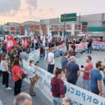 Μεγάλο κύμα αλληλεγγύης στους απεργούς της «Μαλαματίνας» που δέχονται τη βία των ΜΑΤ [BINTEO]