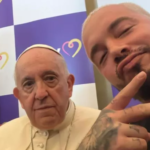Ο J Balvin έβγαλε selfie με τον Πάπα Φραγκίσκο