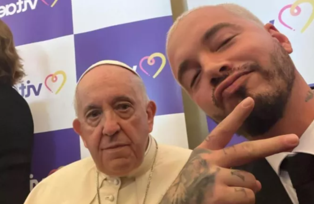 Ο J Balvin έβγαλε selfie με τον Πάπα Φραγκίσκο