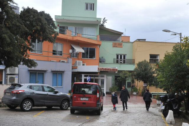 Πάτρα: Ανήλικη ασθενής δάγκωσε γιατρό κι έφυγε από το νοσοκομείο γιατί δεν την άφησαν να καπνίσει