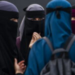 Οι εταιρείες της ΕΕ μπορούν να απαγορεύουν τη μαντίλα αρκεί να είναι μια «γενική απαγόρευση που δεν κάνει διακρίσεις», σύμφωνα με το Δικαστήριο της Ευρωπαϊκής Ένωσης