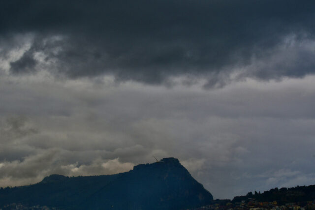 Ισχυρές βροχοπτώσεις και κεραυνοί στην Αττική από την κακοκαιρία Elias