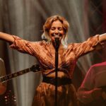 Η Νατάσσα Μποφίλιου μάς τραγουδά στο απόλυτο σκοτάδι