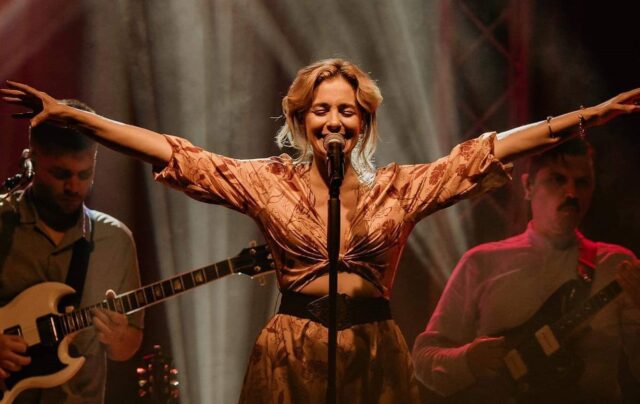 Η Νατάσσα Μποφίλιου μάς τραγουδά στο απόλυτο σκοτάδι