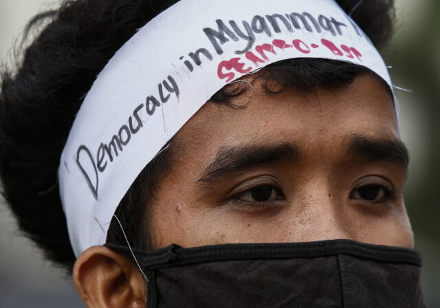 Μιανμάρ: Τουλάχιστον 30 νεκροί από αεροπορικό βομβαρδισμό σε συναυλία