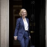 Η Λιζ Τρας αναγκάστηκε να προχωρήσει σε μια ταπεινωτική αναδίπλωση στη φορολογική πολιτική της κυβέρνησης