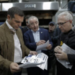 Τσίπρας: Δεν είναι δυνατόν να μην έχουν μειωθεί ΦΠΑ και ΕΦΚ που επιβαρύνουν κυρίως μικρούς και μεσαίους