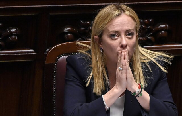 Ιταλία: Η Μελόνι θα απαγορεύσει σε δυο πλοία που διέσωσαν πρόσφυγες και μετανάστες την είσοδο στα ιταλικά χωρικά ύδατα