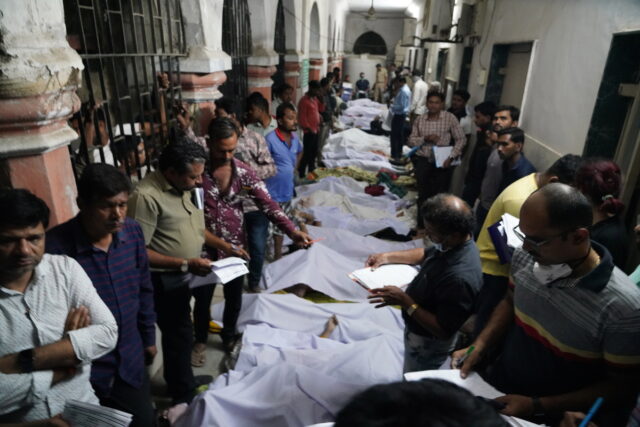 Πάνω από 130 νεκροί από κατάρρευση κρεμαστής γέφυρας στην Ινδία [ΒΙΝΤΕΟ]