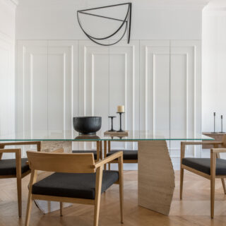 Καθαρές γραμμές και γήινα χρώματα, σε ένα ανακαινισμένο διαμέρισμα της δεκαετίας του 1970 στις Σέρρες