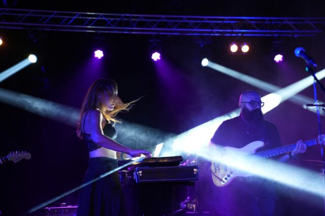 Οι Playground Theory μαζί με την Emi Path ζωντανά στο six d.o.g.s