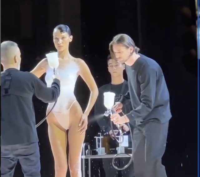 Bella Hadid: Οι Coperni έφτιαξαν το φόρεμα της με σπρέι πάνω στην πασαρέλα [ΒΙΝΤΕΟ]