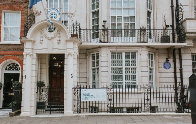 ΝΕΟΝ: Μια έκθεση στο Λονδίνο φέρνει σε επαφή το έργο του Γιώργου Σεφέρη με 12 ελληνόφωνους καλλιτέχνες