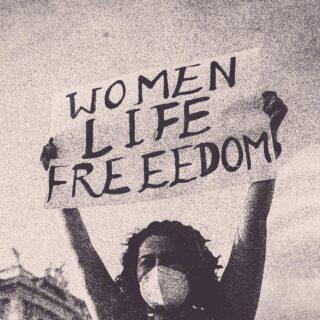 «Θα συνεχίσουμε να αγωνιζόμαστε, όσους από εμάς και αν σκοτώσουν»: H κραυγή της Σαρέχ από τους δρόμους της φλεγόμενης Τεχεράνης