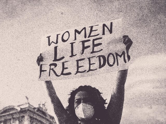 «Θα συνεχίσουμε να αγωνιζόμαστε, όσους από εμάς και αν σκοτώσουν»: H κραυγή της Σαρέχ από τους δρόμους της φλεγόμενης Τεχεράνης