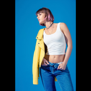 Ξεκούμπωτα παντελόνια: η τάση της μόδας που επαναφέρουν οι νέοι