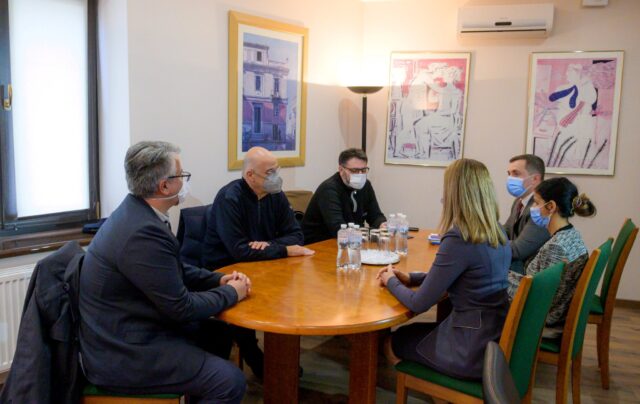 Ήχησαν οι σειρήνες στο Κίεβο – Σε καταφύγιο ο Νίκος Δένδιας