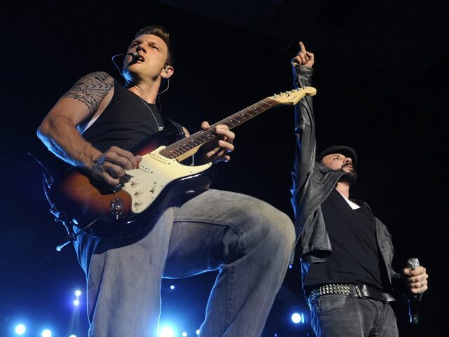 Ο Νικ Κάρτερ συγκινείται στη σκηνή μια μέρα μετά το θάνατο του αδελφού του Άαρον [ΒΙΝΤΕΟ]