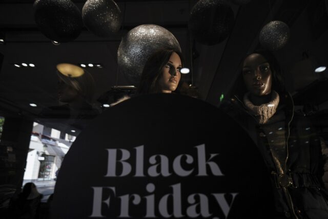 Η κρίση του κόστους διαβίωσης ρίχνει τη σκιά της στη Black Friday