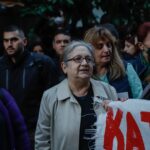 Έξωση στην δημοσιογράφο Ι. Κολοβού – Προσήχθησαν η ίδια και ο γιος της [ΒΙΝΤΕΟ]