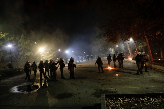 Aστυνομικός έριξε δακρυγόνο σε κλειστό χώρο στο ΑΠΘ [ΒΙΝΤΕΟ]