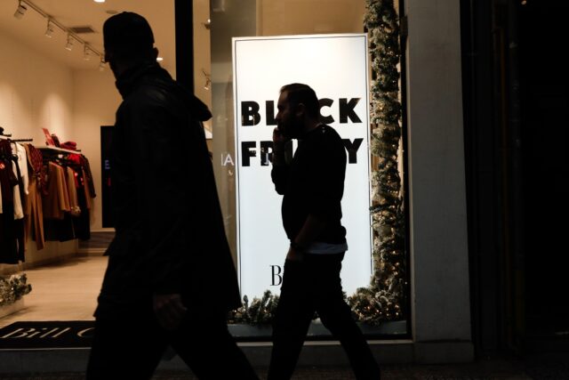 Black Friday: Στο κυνήγι για προσφορές και μεγάλες εκπτώσεις οι καταναλωτές