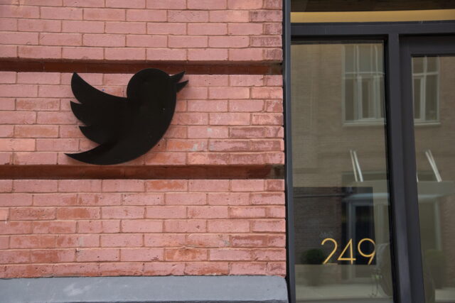 Bloomberg: Ο Έλον Μασκ σχεδιάζει να απολύσει το 50% των εργαζομένων του Twitter