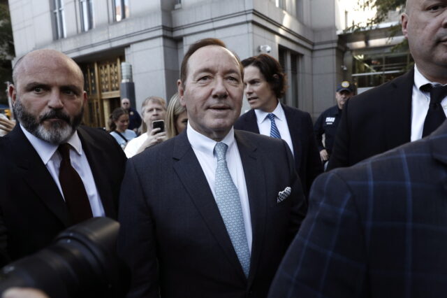 Κέβιν Σπέισι: Βραβεύτηκε λίγες μέρες μετά την εμφάνιση στο δικαστήριο για σεξουαλική επίθεση