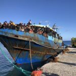 «Φιλοξενία» των διασωθέντων προσφύγων σε φέρι μποτ στην Παλαιόχωρα